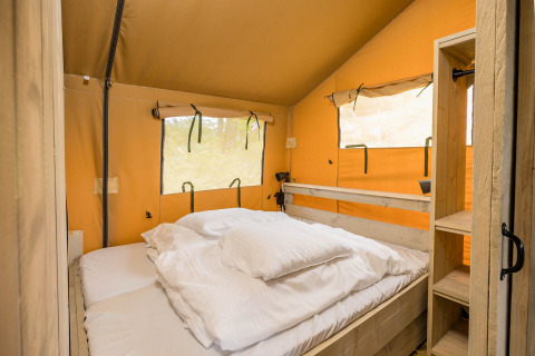 Vista interna di Stuuflodge DeLuxe, tenda safari presso Kampeerdorp de Zandstuve nei Paesi Bassi.