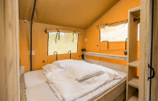 Innenansicht der Stuuflodge DeLuxe, einem Safarizelt im Kampeerdorp de Zandstuve in den Niederlanden.