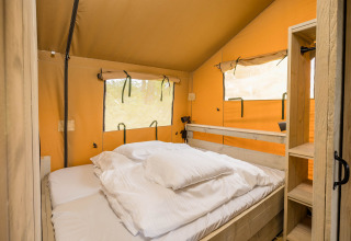Innenansicht der Stuuflodge DeLuxe, einem Safarizelt im Kampeerdorp de Zandstuve in den Niederlanden.