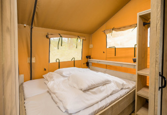 Vista interna di Stuuflodge DeLuxe, tenda safari presso Kampeerdorp de Zandstuve nei Paesi Bassi.