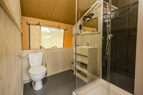 Bagno con WC, doccia e lavandino nella Stuuflodge DeLuxe, tenda safari a Kampeerdorp de Zandstuve, Paesi Bassi.