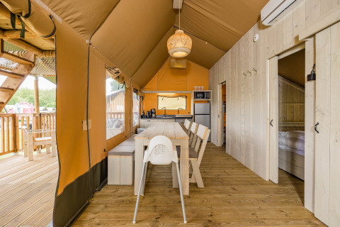Interieur van Stuuflodge DeLuxe safaritent bij Kampeerdorp de Zandstuve in Nederland.