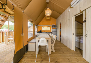 Interieur van Stuuflodge DeLuxe safaritent bij Kampeerdorp de Zandstuve in Nederland.