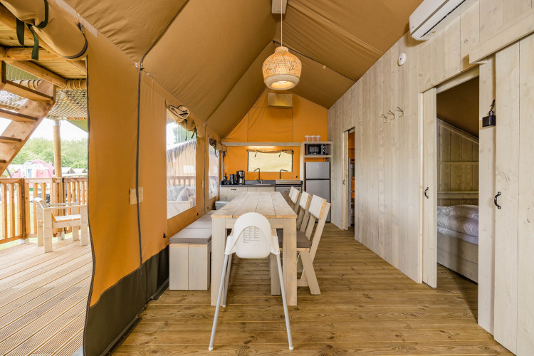 Innenansicht des Stuuflodge DeLuxe-Safarizelts im Kampeerdorp de Zandstuve in den Niederlanden.