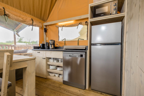 Cocina moderna en la tienda safari Stuuflodge DeLuxe de Kampeerdorp de Zandstuve, Países Bajos, con lavavajillas.