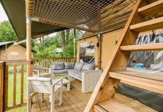 Zona de descanso exterior en tienda safari Stuuflodge DeLuxe en Kampeerdorp de Zandstuve, Países Bajos.