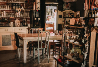 Hyggelig café med rustikt interiør, træmøbler og dekorationer på Feather Down Hoeve De Pippert i Gelderland.