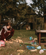 Una niña juega con juguetes en un arenero en un parque infantil rodeado de vegetación cerca de Ophemert, Países Bajos.