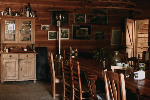 Interno accogliente di una baita in legno con arredi rustici a Feather Down Hoeve De Pippert, Paesi Bassi.