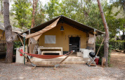 Tienda safari Villatent Nomad con hamaca, barbacoa y terraza en Camping Casa dei Prati, Italia.