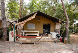 Tienda safari Villatent Nomad con hamaca, barbacoa y terraza en Camping Casa dei Prati, Italia.