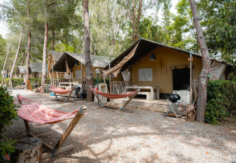 Tende safari Villatent Nomad al Camping Casa dei Prati in Italia, con amache e aree esterne per sedersi.