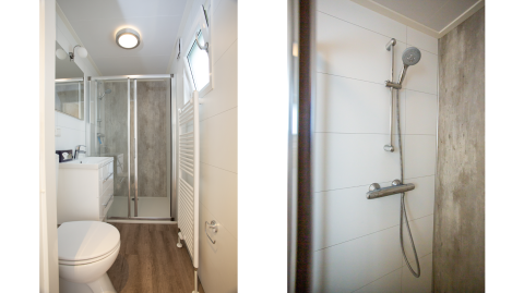 Moderne badkamer met douche en toilet in een Boslodge op De Thijmse Berg in Nederland, lichte inrichting.