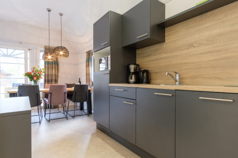 Moderne keuken en eetruimte in Vechtdallodge, Kampeerdorp de Zandstuve in Nederland, stijlvol ingericht.