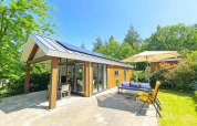 En moderne Eco Cottage på De Thijmse Berg i Holland, omgivet af natur med solpaneler og udendørs lounge.