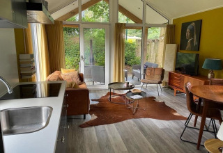 Eco Cottage moderno en De Thijmse Berg, Países Bajos, con salón luminoso, cocina y vistas al jardín verde.