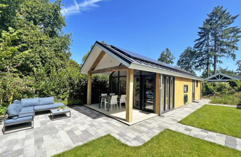 Moderno cottage wellness en De Thijmse Berg, Países Bajos, con patio, muebles de jardín y paneles solares