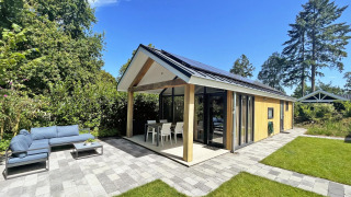 Moderno cottage wellness en De Thijmse Berg, Países Bajos, con patio, muebles de jardín y paneles solares