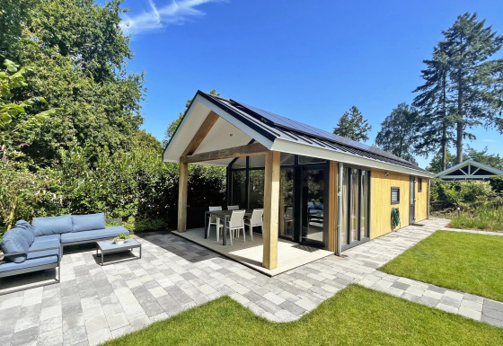 Moderno cottage wellness en De Thijmse Berg, Países Bajos, con patio, muebles de jardín y paneles solares