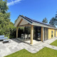 Moderne wellness-hytte på De Thijmse Berg i Holland med terrasse, havemøbler og solpaneler på taget