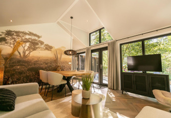 Soggiorno moderno al Pool Lodge di De Thijmse Berg, Paesi Bassi, con mural naturale e grandi finestre.