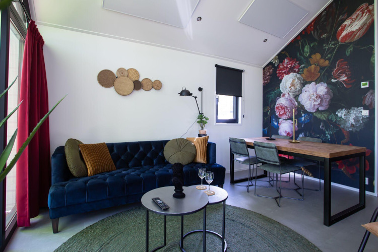 Salón moderno en Eco Cottage Comfort, De Thijmse Berg, Países Bajos, con arte floral en la pared.