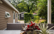 Udendørs udsigt fra terrasse ved Heuvelrug Cottage Comfort på De Thijmse Berg med grønne omgivelser.