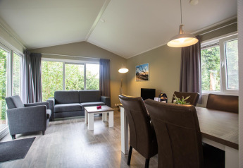Lyst opholdsområde i Heuvelrug Cottage Comfort på De Thijmse Berg i Holland med moderne møbler.