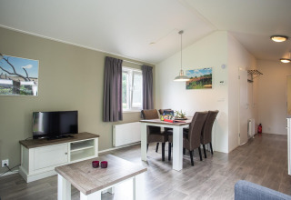 Sala y comedor en Heuvelrug Cottage Comfort en De Thijmse Berg, Países Bajos, con decoración moderna y acogedora.