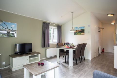 Woon- en eetgedeelte in Heuvelrug Cottage Comfort bij De Thijmse Berg, Nederland, met eigentijds interieur.