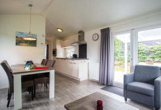 Lyst og moderne interiør af en Heuvelrug Cottage Comfort lodge ved De Thijmse Berg i Holland.