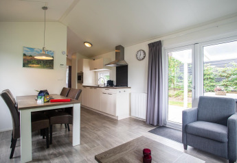 Lyst og moderne interiør af en Heuvelrug Cottage Comfort lodge ved De Thijmse Berg i Holland.