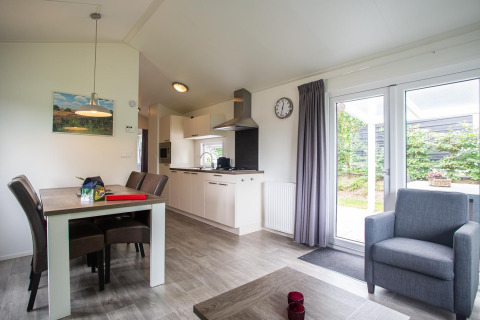 Lyst og moderne interiør af en Heuvelrug Cottage Comfort lodge ved De Thijmse Berg i Holland.