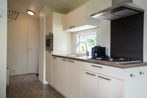 Cucina moderna e luminosa presso Heuvelrug Cottage Comfort, De Thijmse Berg, Paesi Bassi, con piano cottura.