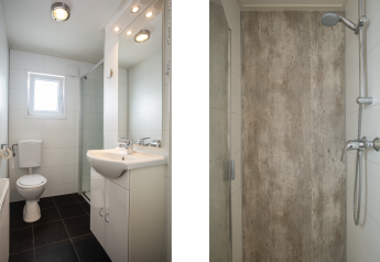 Badeværelse i Heuvelrug Cottage Comfort på De Thijmse Berg i Holland med moderne toilet og brusebad.
