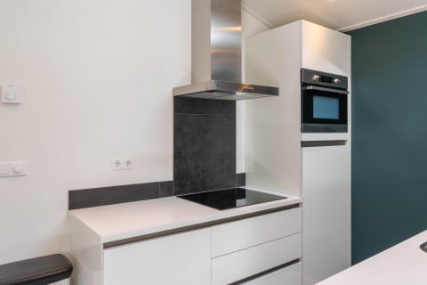 Moderne Küche in der Family Lodge + Whirlpool bei De Thijmse Berg, Niederlande, mit Herd und Ofen.