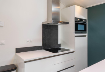 Moderne Küche in der Family Lodge + Whirlpool bei De Thijmse Berg, Niederlande, mit Herd und Ofen.