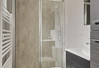 Bagno moderno alla Wellness Lodge di De Thijmse Berg, Paesi Bassi, con doccia e servizi igienici.