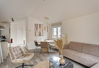 Salon moderne de la Wellness Lodge à De Thijmse Berg, Pays-Bas, avec décoration élégante et lumière naturelle.