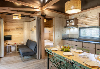 Intérieur du Mobil-home Columbia au Camping de Paris en France, avec coin repas, cuisine et salon.