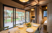 Casa móvil Columbia en Camping de Paris con comedor, cocina y terraza con vista al jardín