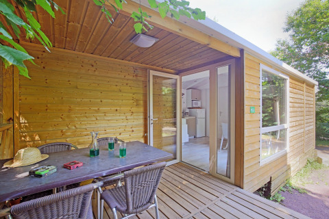 Houten chalet met overdekt terras aan Camping de Strasbourg, Frankrijk.