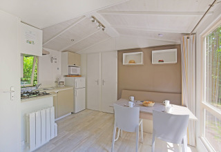 Cocina y comedor modernos y luminosos en una cabaña Mobile Home Cottage de Camping de Strasbourg, Francia.