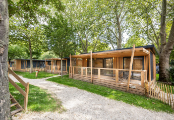 Chalet in legno al Chalet Columbia immersi nel verde, con sentieri e un ambiente naturale e tranquillo.