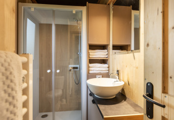 Moderne badkamer in Chalet Columbia, Camping de l'Ill - Colmar, Frankrijk, met douche en wastafel.
