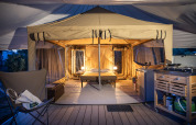 Luksuriøst glampingtelt Panama Tent på Huttopia Ars-en-Ré, Frankrig, med dobbeltseng og campingkøkken.