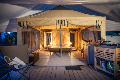 Tenda safari Panama Tent presso Huttopia Ars-en-Ré in Francia, con letto matrimoniale e cucina attrezzata.