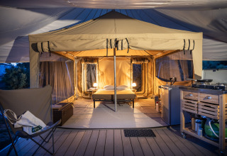 Tenda safari Panama Tent presso Huttopia Ars-en-Ré in Francia, con letto matrimoniale e cucina attrezzata.