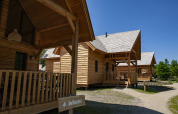 Cabañas de madera en Sandberghe, Países Bajos, en un día soleado, con la tiny house Heydehuis a la izquierda.