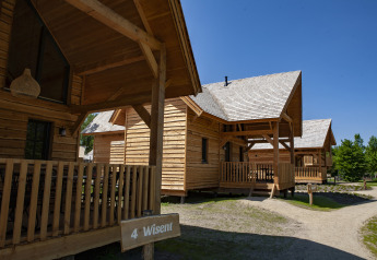 Houten huisjes bij Sandberghe in Nederland, zonnige dag, Heydehuis tiny house links zichtbaar op de foto.